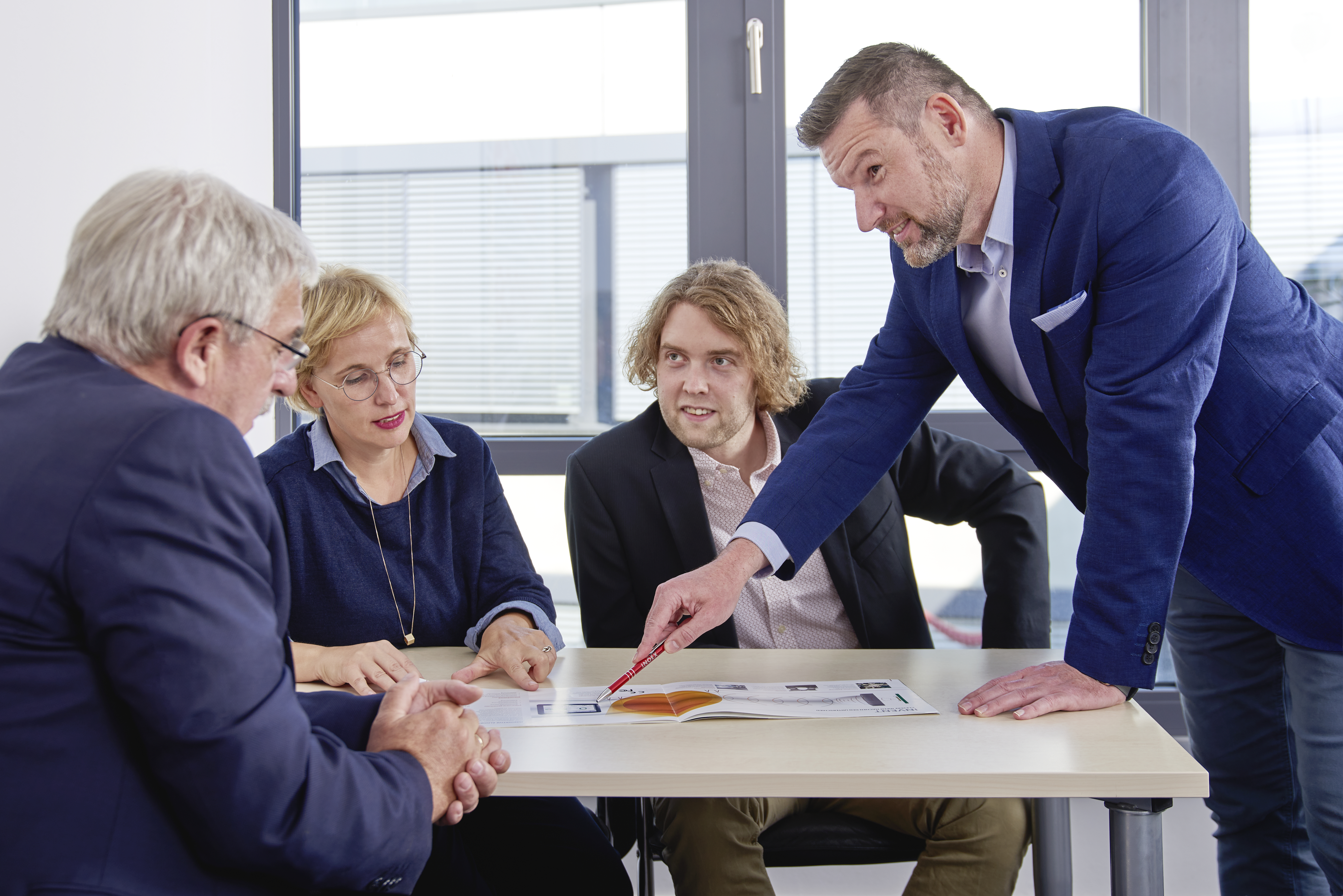 Ein Team bespricht ein Projekt in einem Meeting.